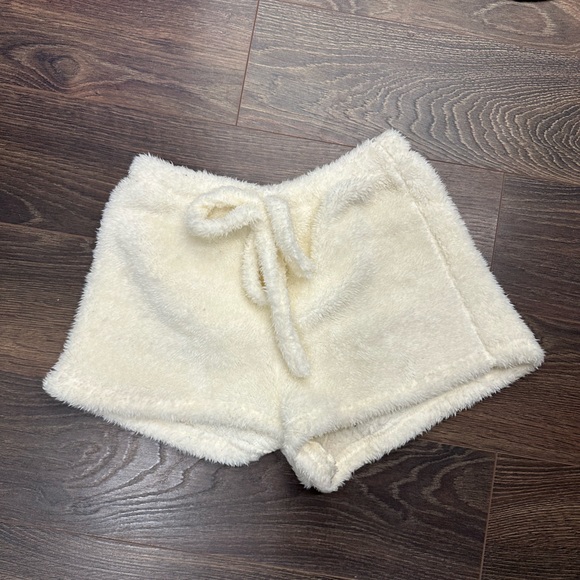 [SOLD] White Fluffy soft cloud robe and shorts for lounging - Picture 5 of 6